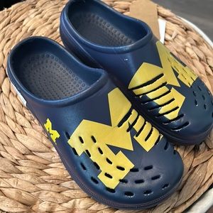 Kids Michigan unisex slides Large (2-3). Blue and yellow/gold.